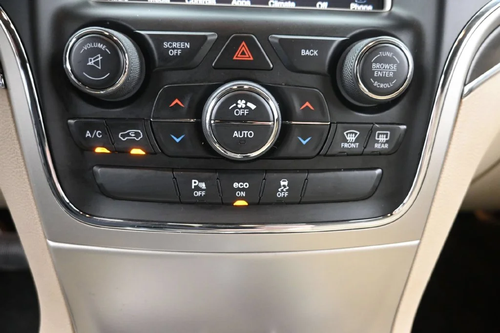 Used 2015 White Jeep Limited image 21