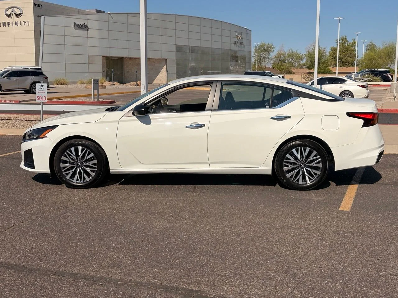 Used 2025 Glacier White Nissan 2.5 SV image 2