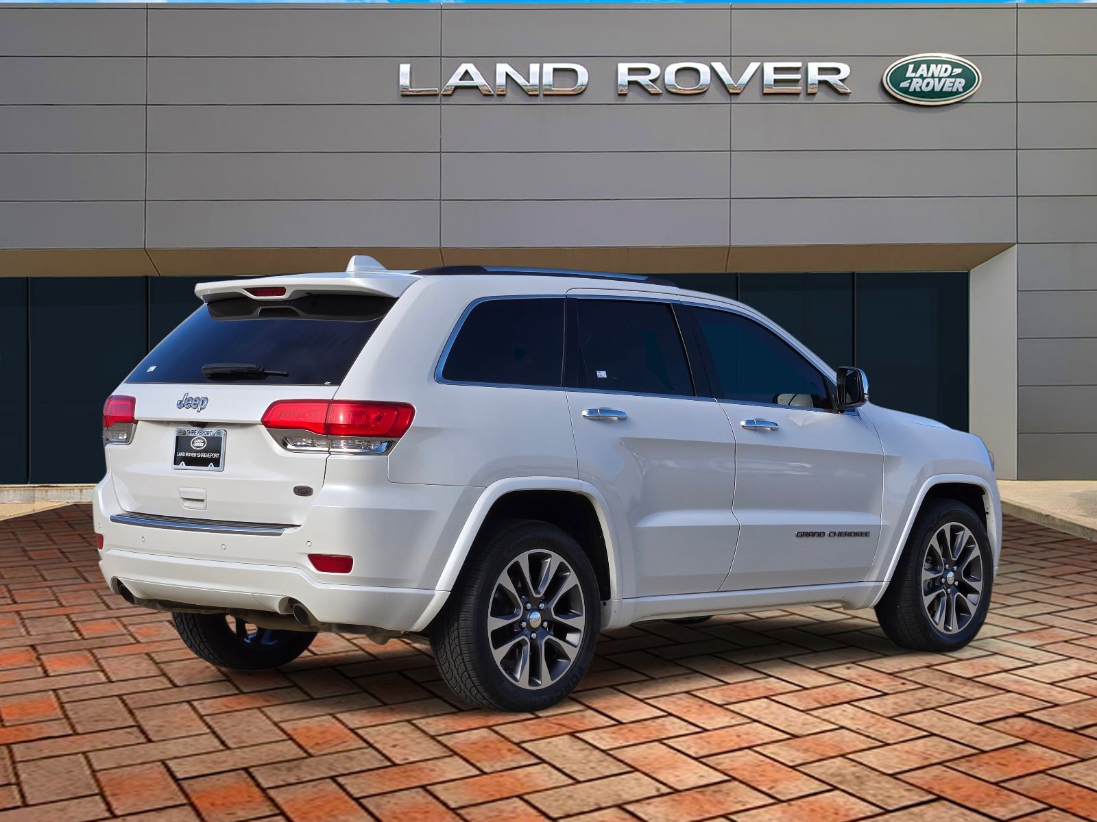 Used 2017 Ivory 3-Coat Jeep Overland image 4