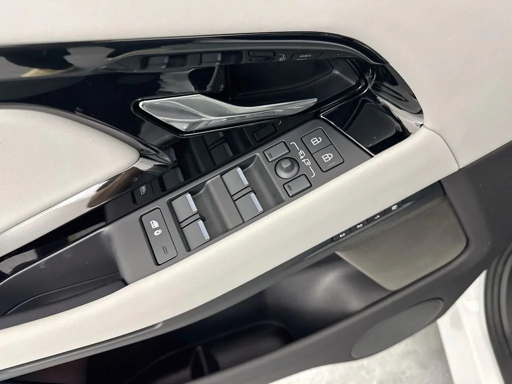 New 2026 Fuji White Land Rover Hoxton Edition image 18
