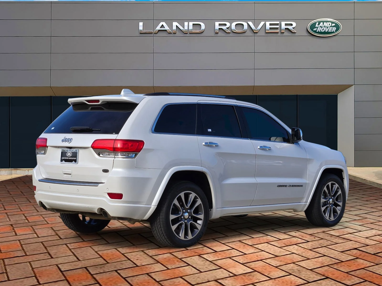 Used 2017 Ivory 3-Coat Jeep Overland image 4
