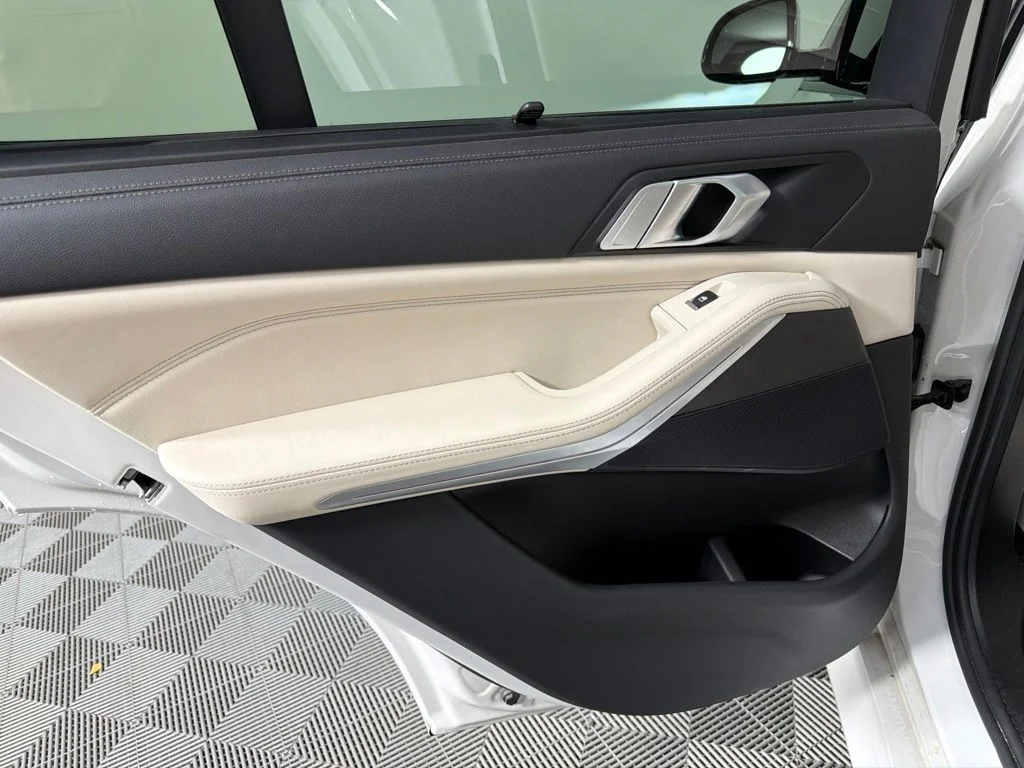 Used 2022 Mineral White Metallic BMW xDrive40i image 15
