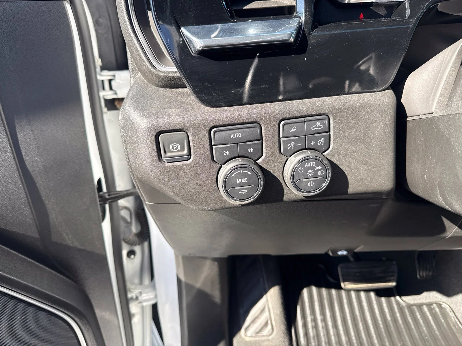 Used 2025 Summit White Chevrolet LTZ image 14