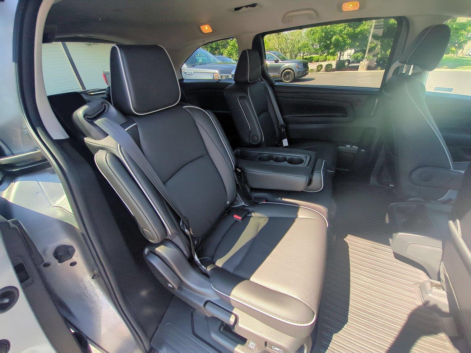 Used 2025 Solar Silver Metallic Honda Touring image 39