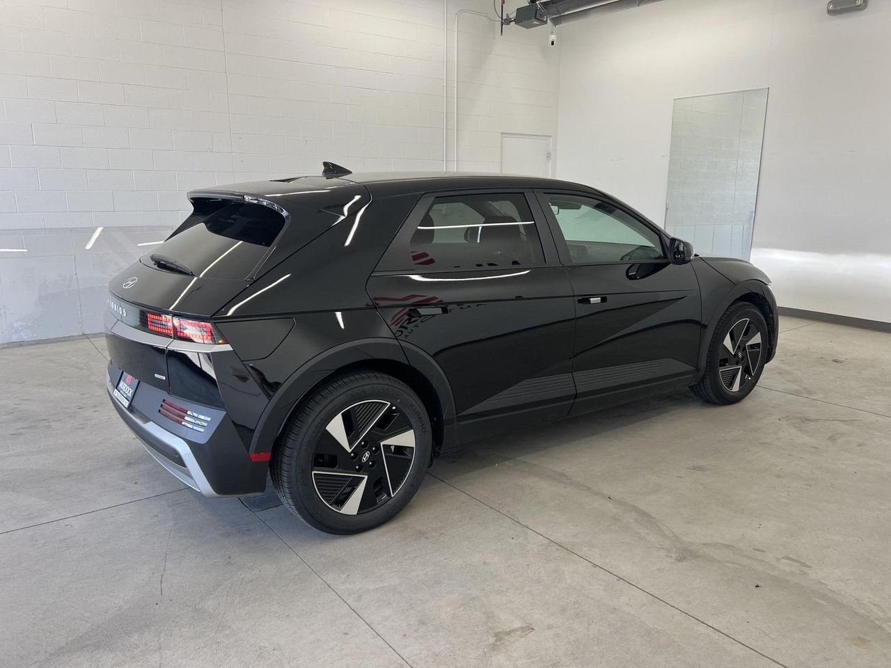 New 2026 Abyss Black Hyundai SE image 4