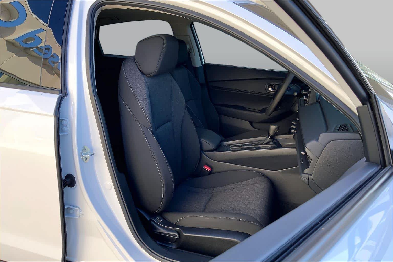 Used 2025 Platinum White Pearl Honda SE image 9