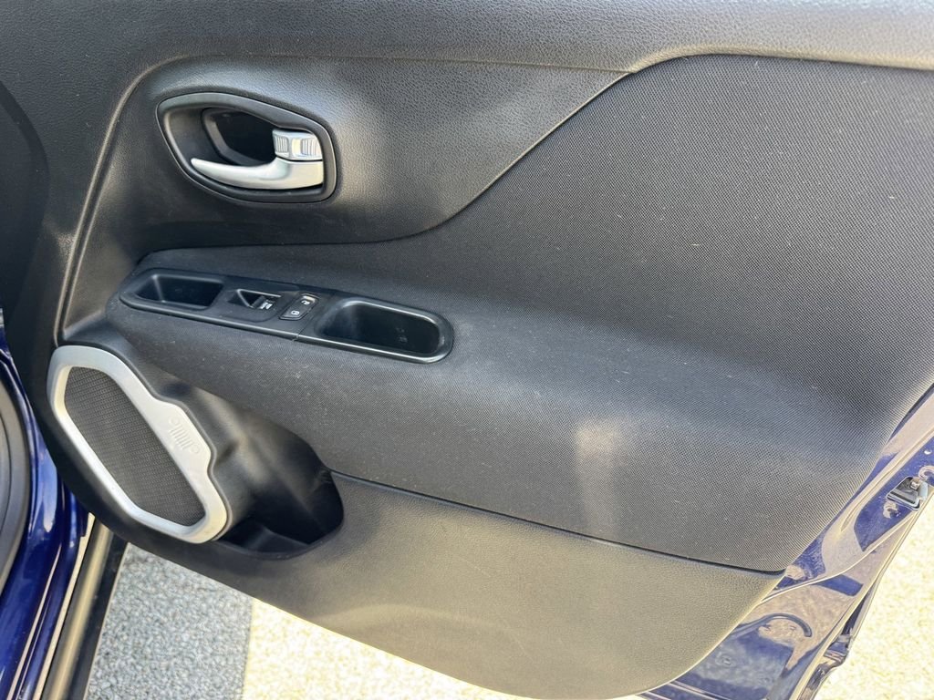 Certified Used 2019 Jetset Blue Clearcoat Jeep Latitude image 9