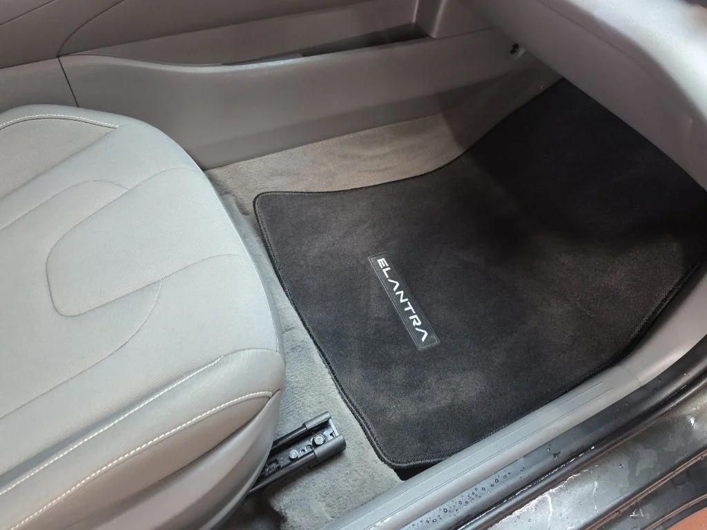 Used 2024 Amazon Gray Hyundai SEL image 9