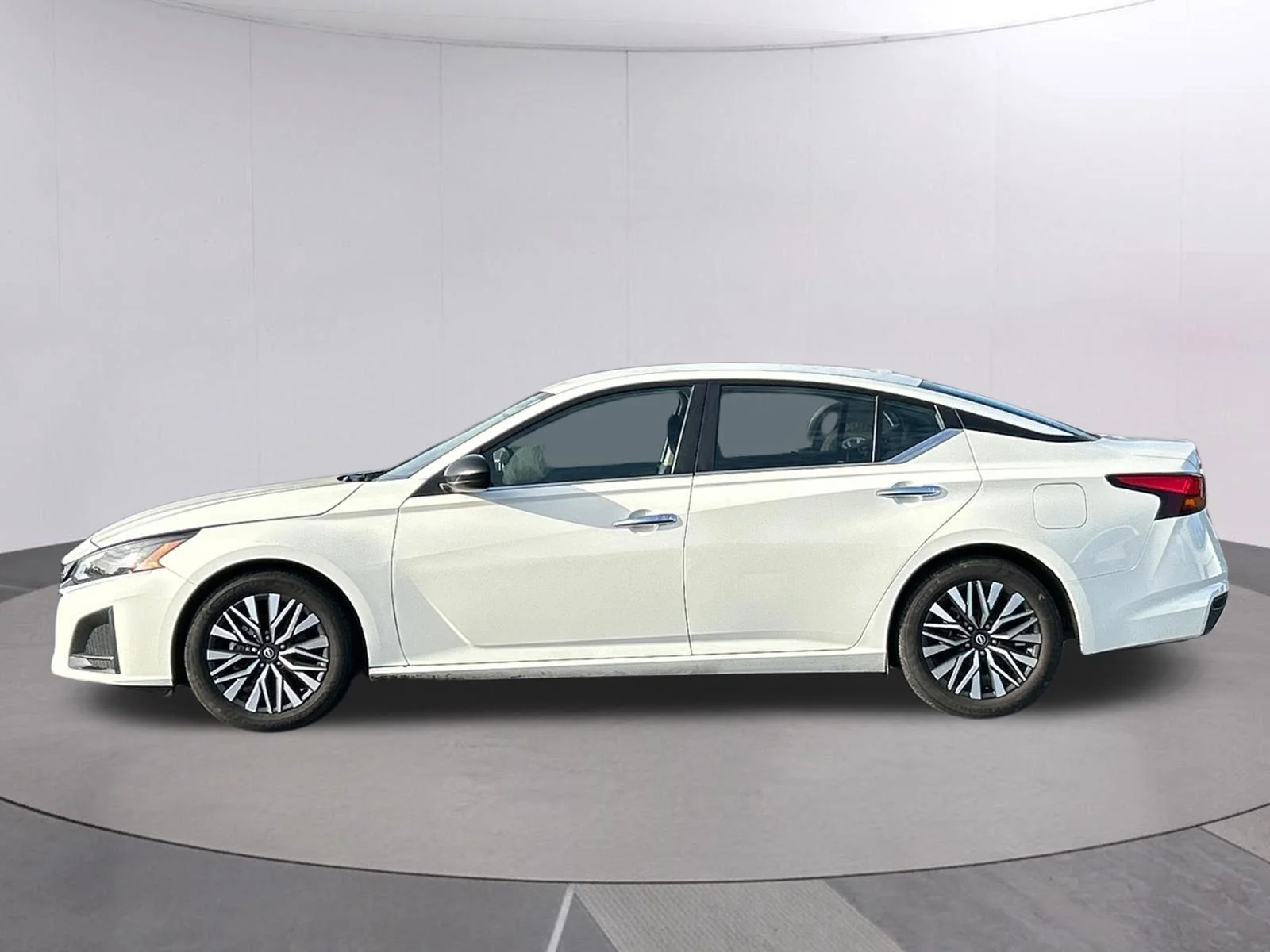 Used 2025 Glacier White Nissan SV image 2