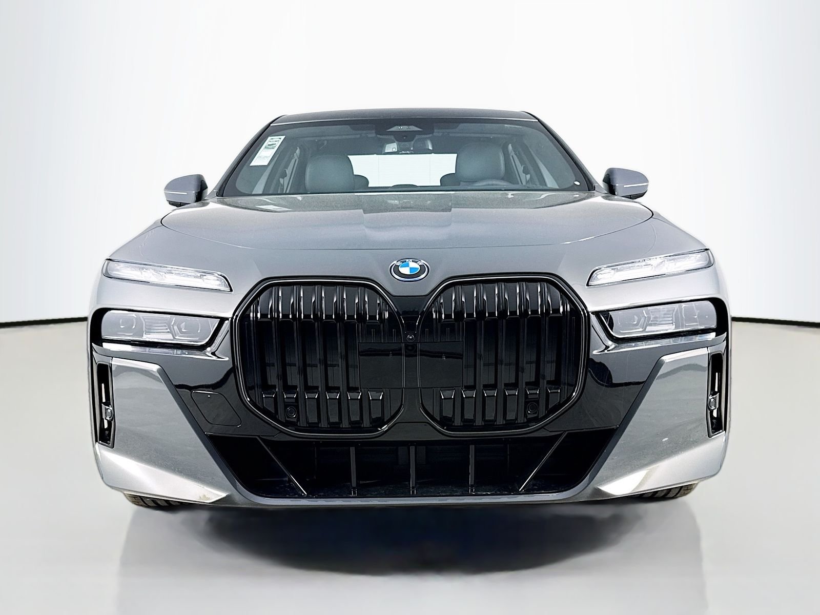 New 2026 Dravit Grey Metallic BMW 750e xDrive image 2