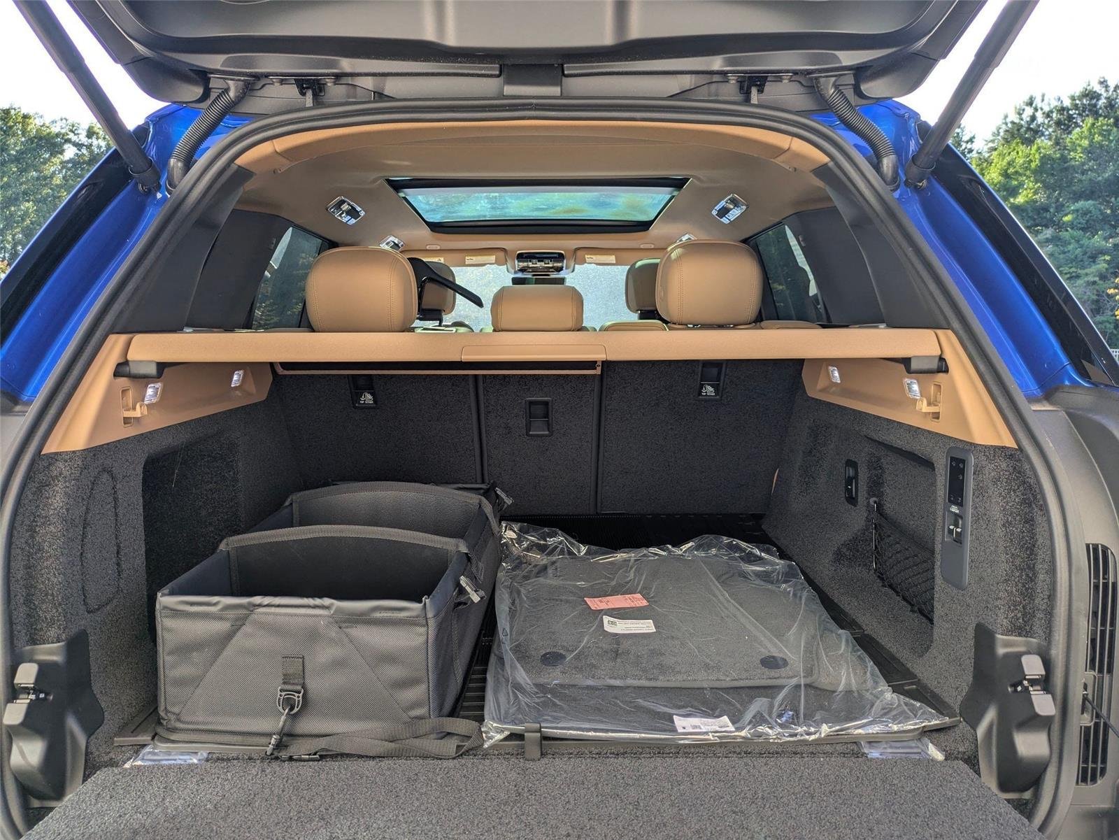 New 2026 Velocity Blue Land Rover SE image 30