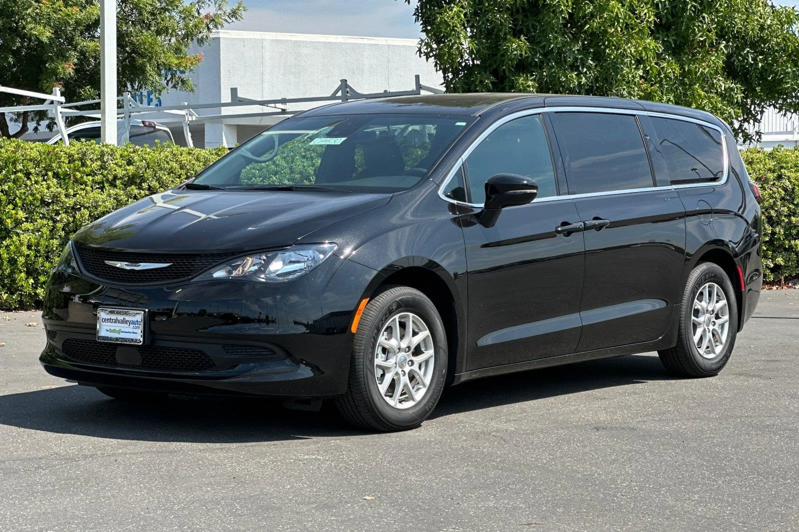 2025 Chrysler Voyager LX - Photo 8