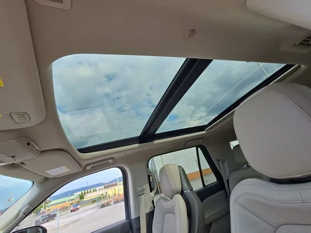 Used 2023 White Lincoln Reserve image 22