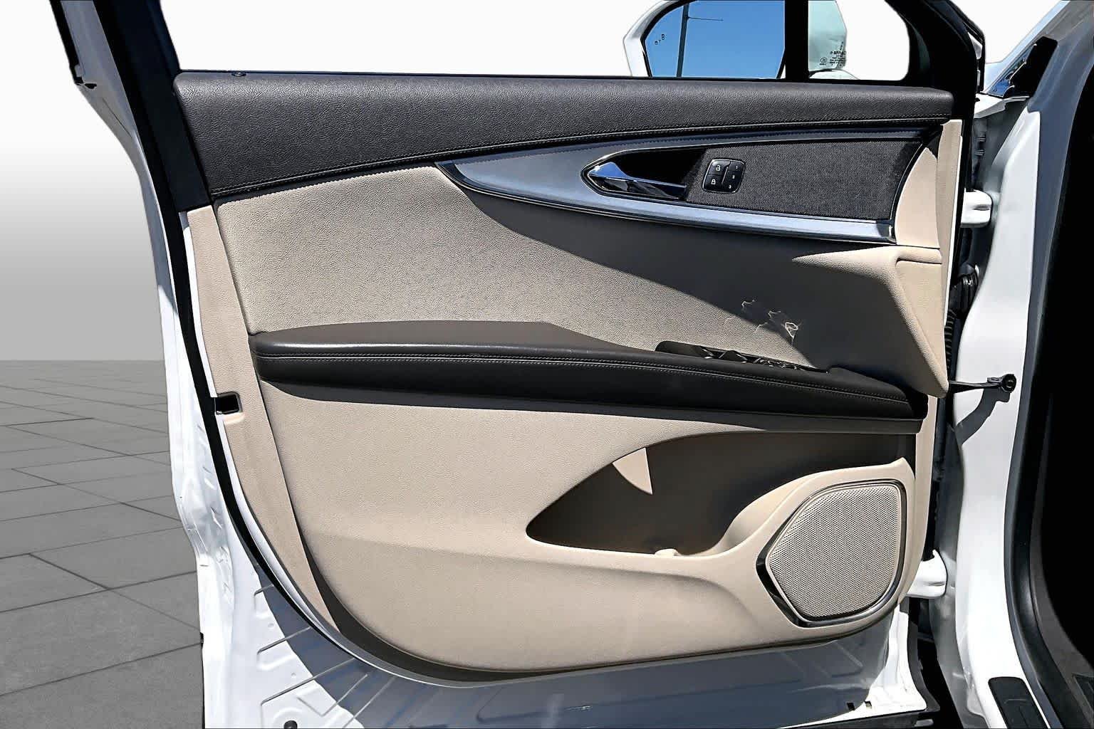 Used 2020 Pristine White Lincoln Standard image 20