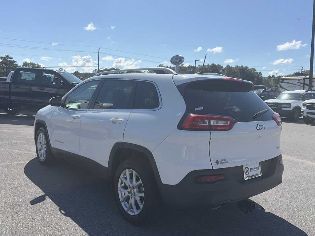 Used 2016 Bright White Clearcoat Jeep Latitude image 5