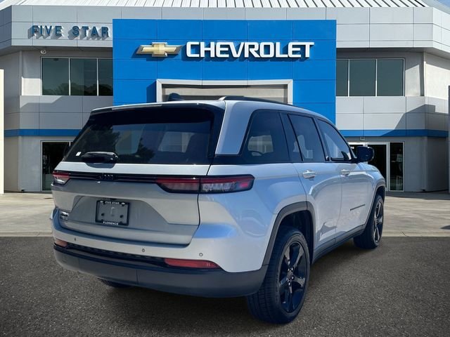 Used 2022 Silver Jeep Altitude image 6