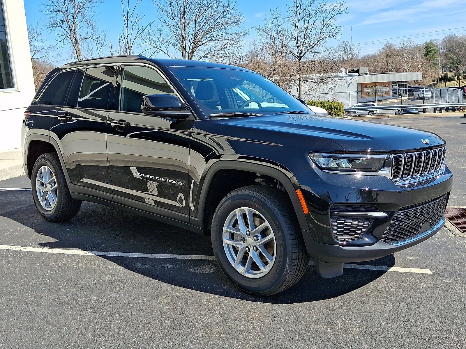 New 2026 Diamond Black Crystal Pearl-Coat Exterior Paint Jeep Laredo image 2