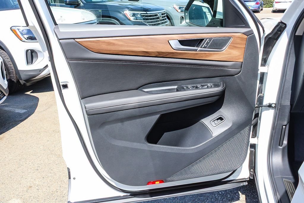 New 2026 White Volkswagen 2.0T SE w/Technology image 14