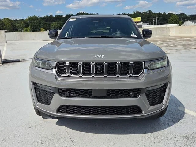 New 2027 Sting-Gray Clear-Coat Paint Jeep Limited image 2