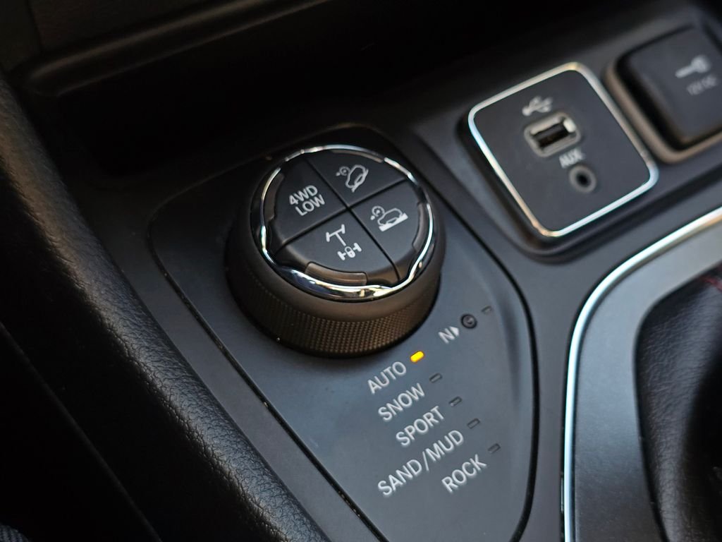 Used 2017 Brown Jeep Limited image 33