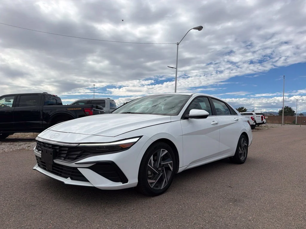 Used 2025 White Hyundai SEL Convenience image 3