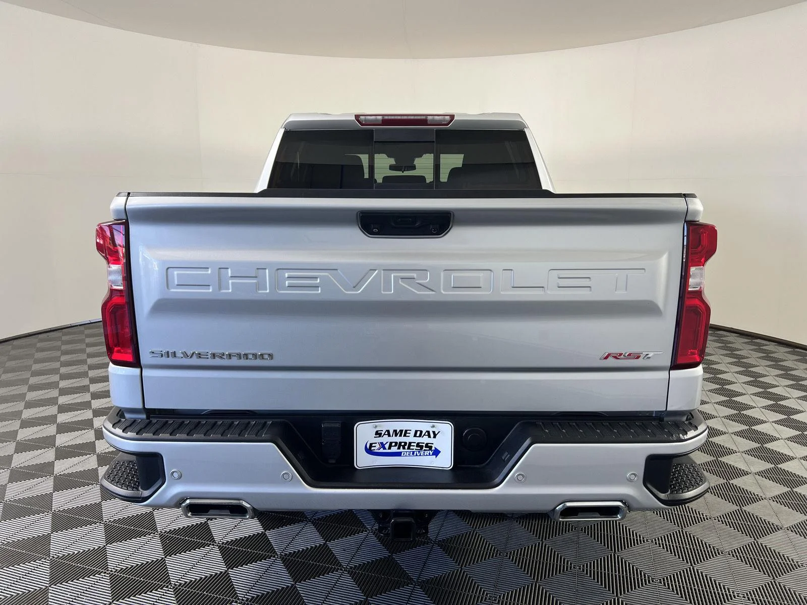 Used 2022 SILVER ICE METALLIC Chevrolet RST image 26