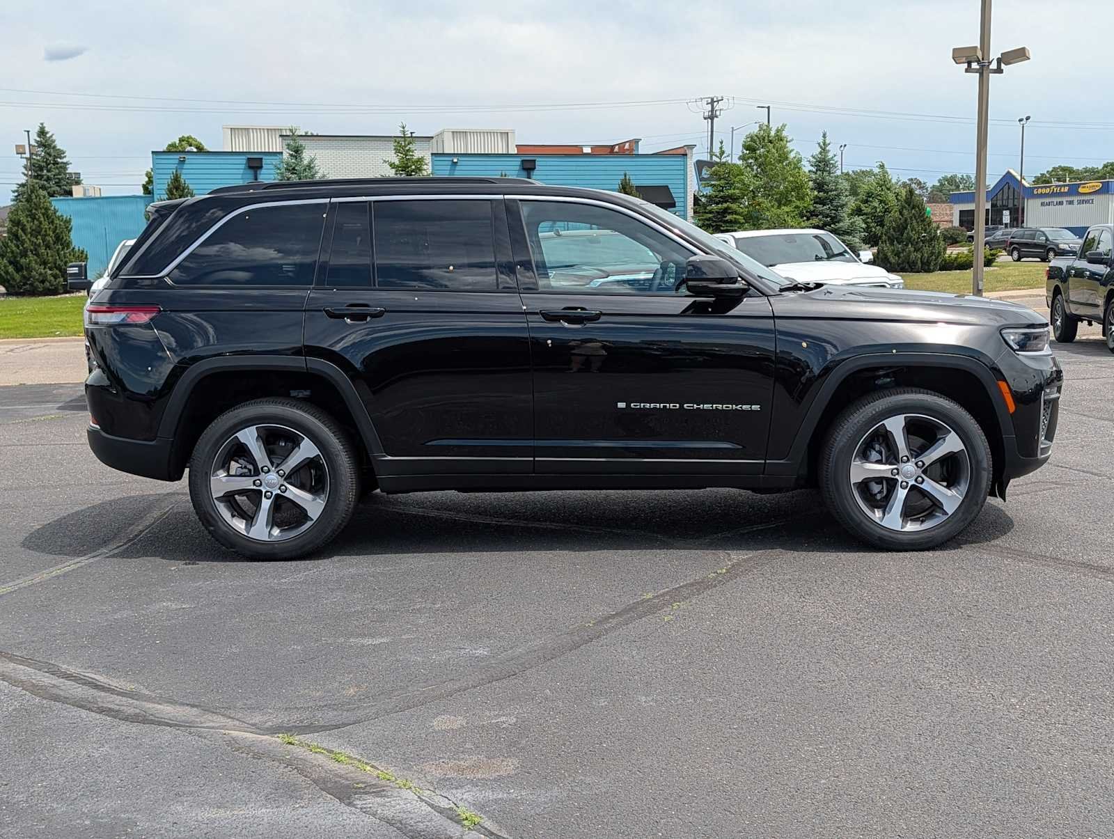 New 2026 Diamond Black Crystal Pearlcoat Jeep Limited image 8