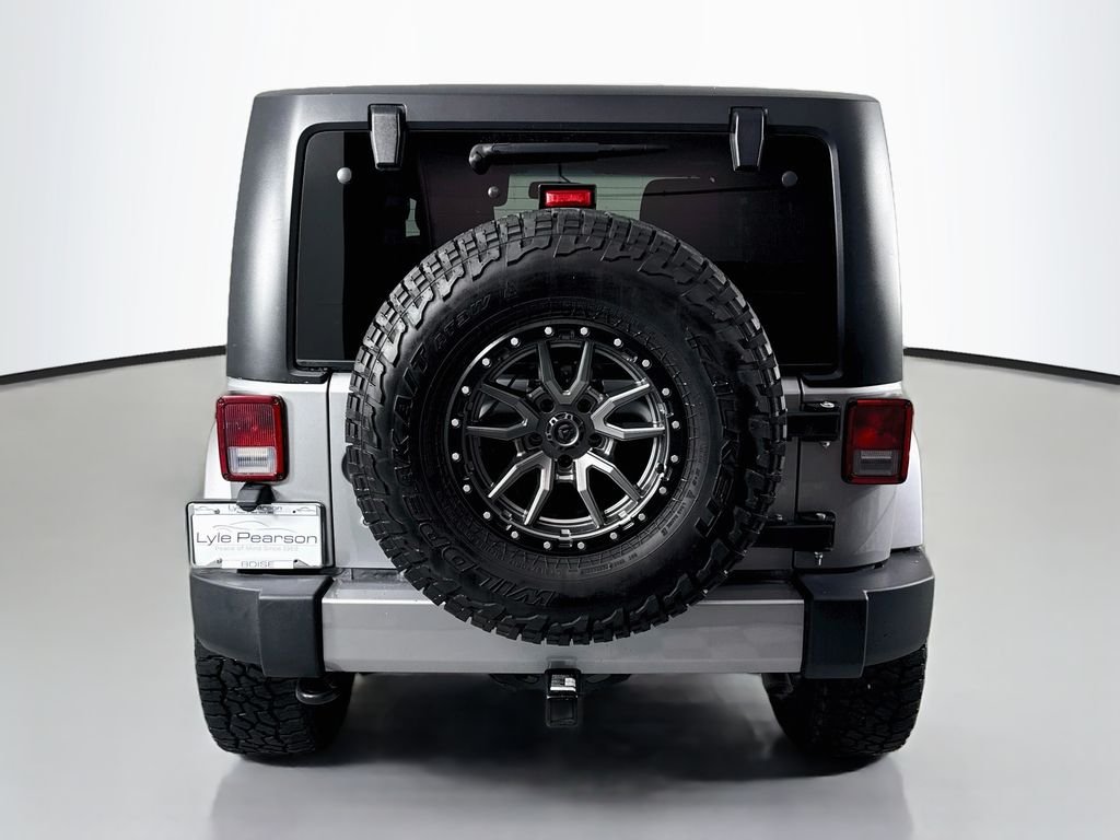 Used 2016 Silver Jeep Sahara image 10