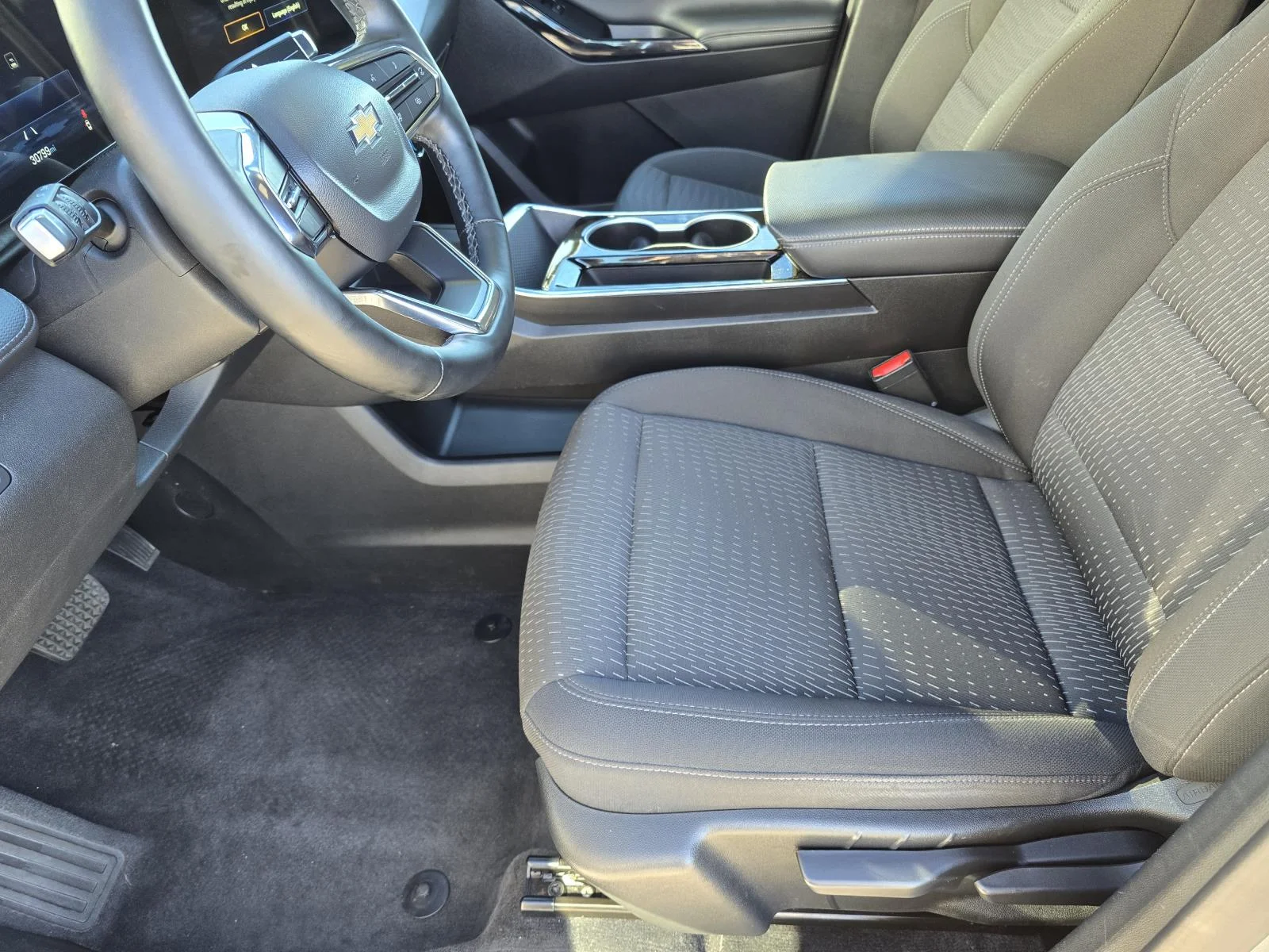 Used 2025 Sterling Gray Metallic Chevrolet FWD LT image 9
