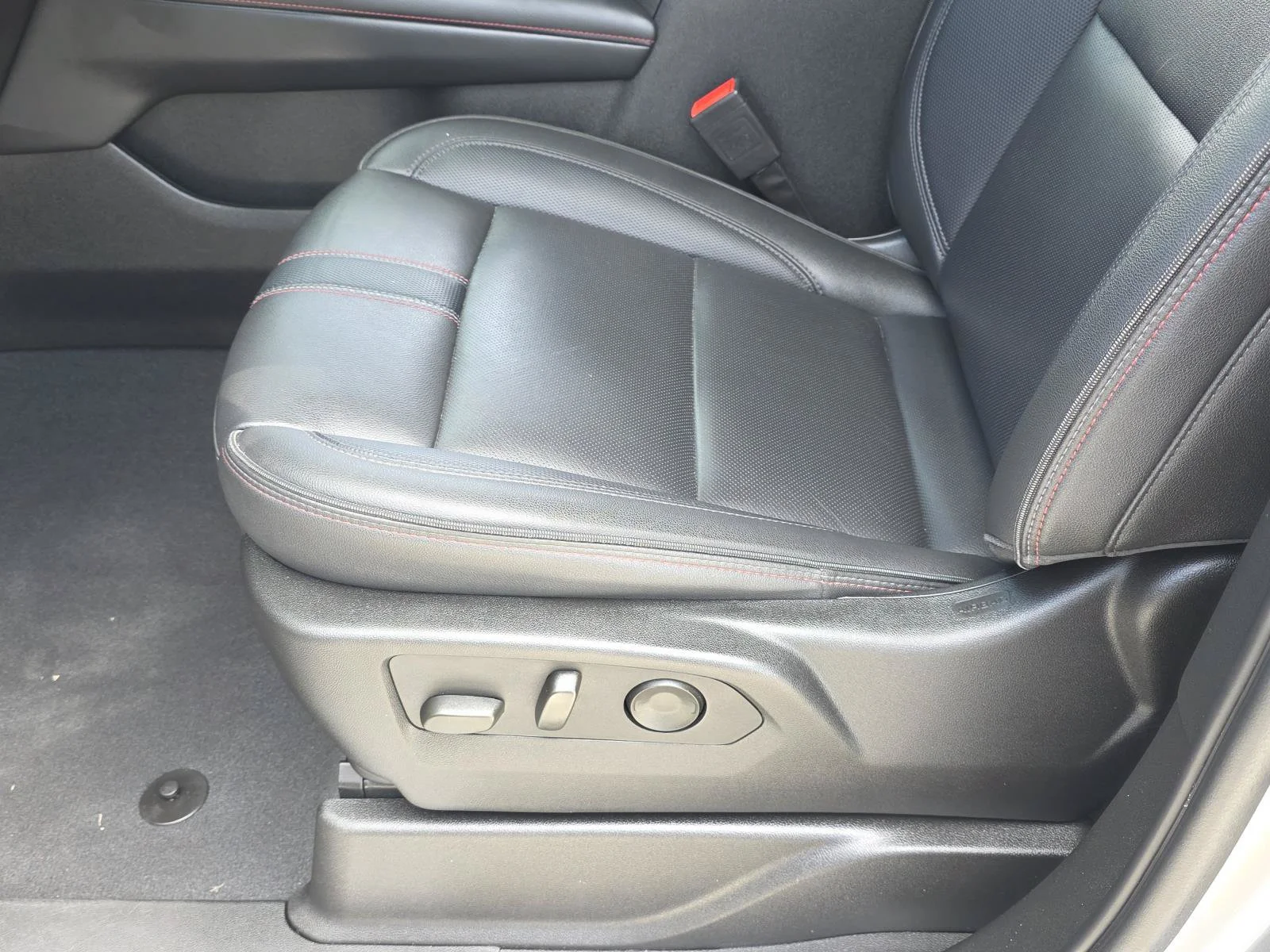 Used 2025 Sterling Gray Metallic Chevrolet RST image 15