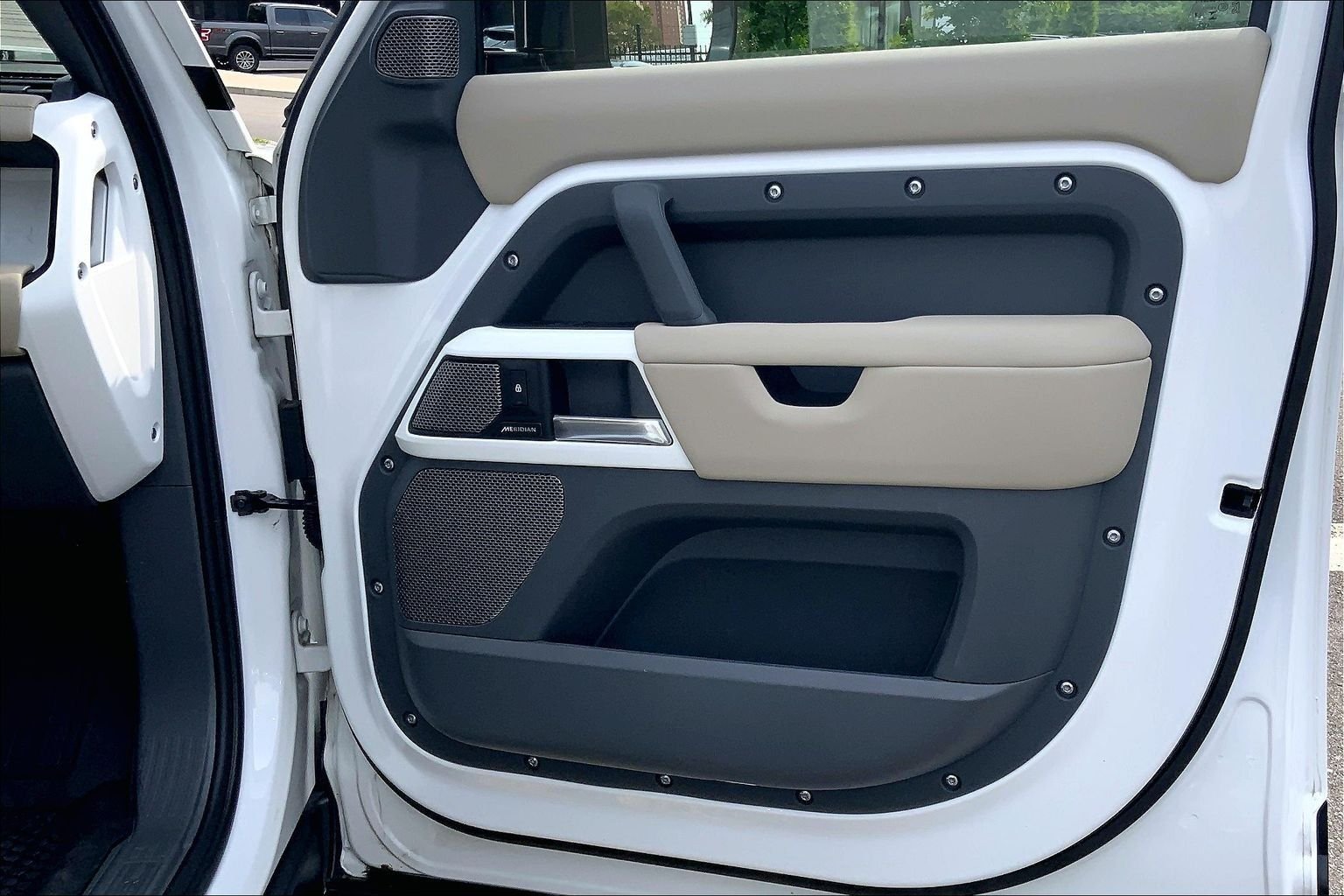 Used 2024 Fuji White Land Rover S image 22