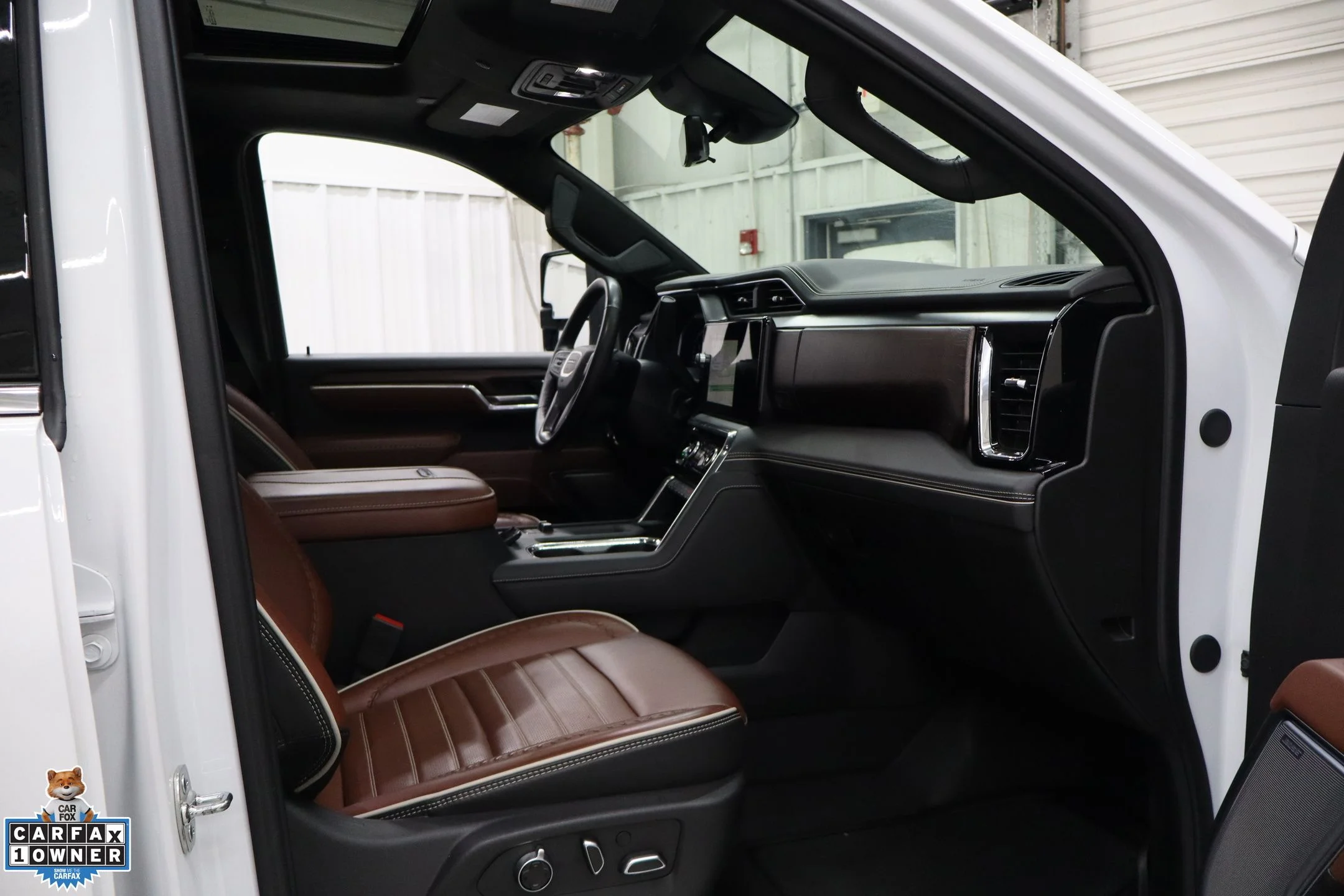Used 2025 White GMC Denali Ultimate image 28