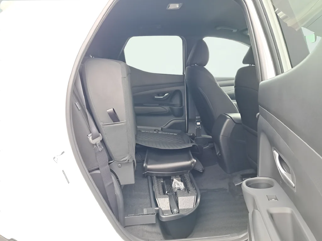 New 2026 White Hyundai SE image 15