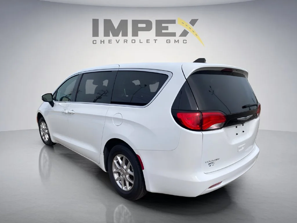 Used 2023 White Chrysler LX image 3