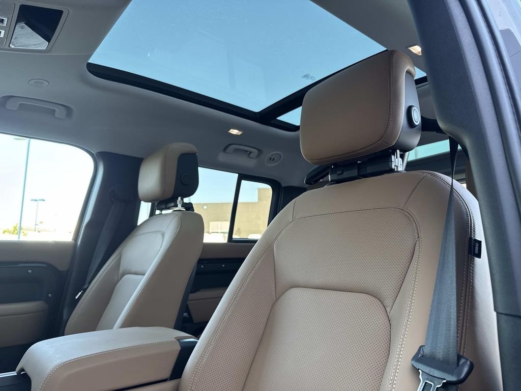 New 2026 Santorini Black Land Rover S image 21