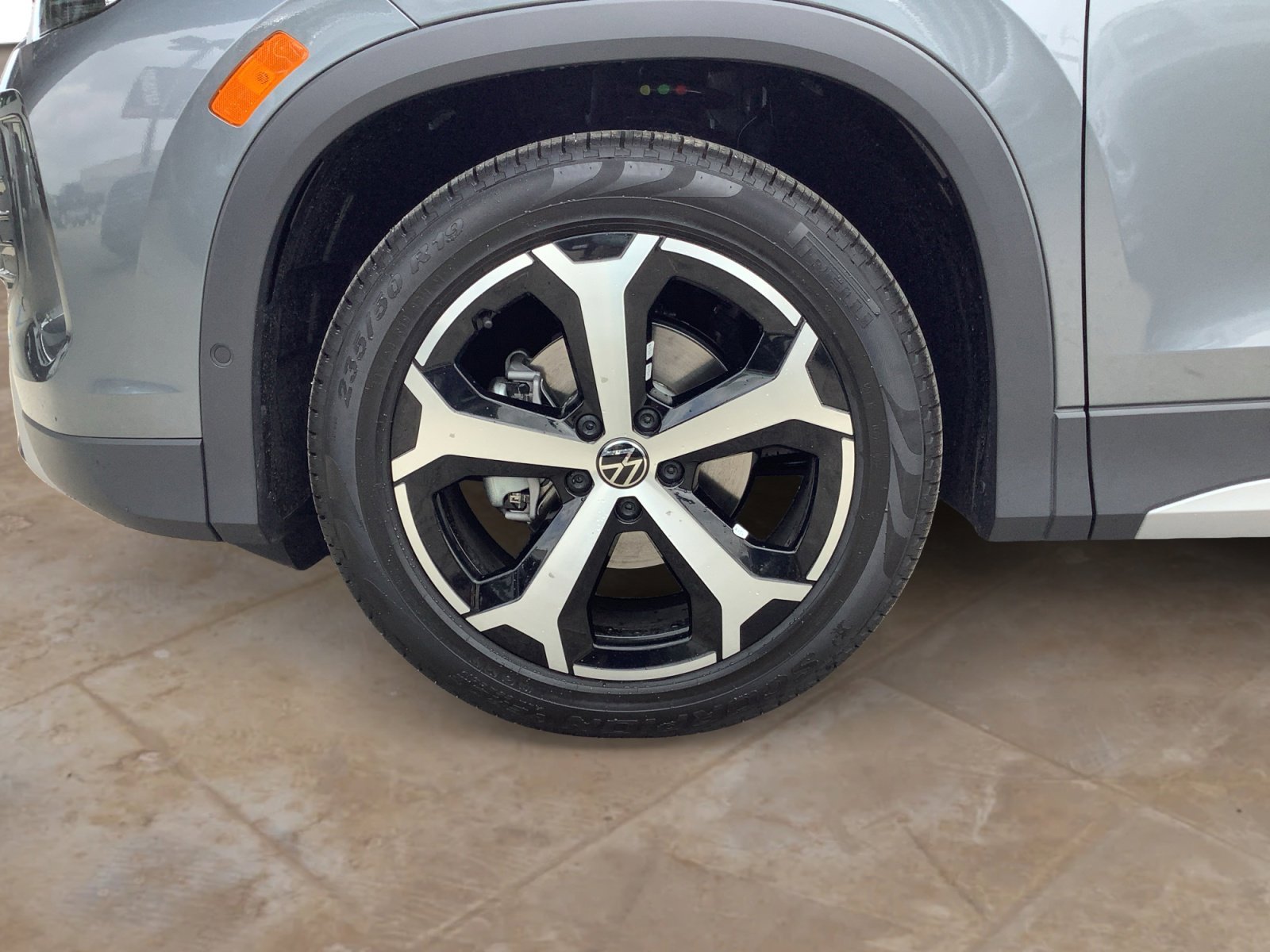 New 2025 Platinum Gray Metallic Volkswagen SE image 10
