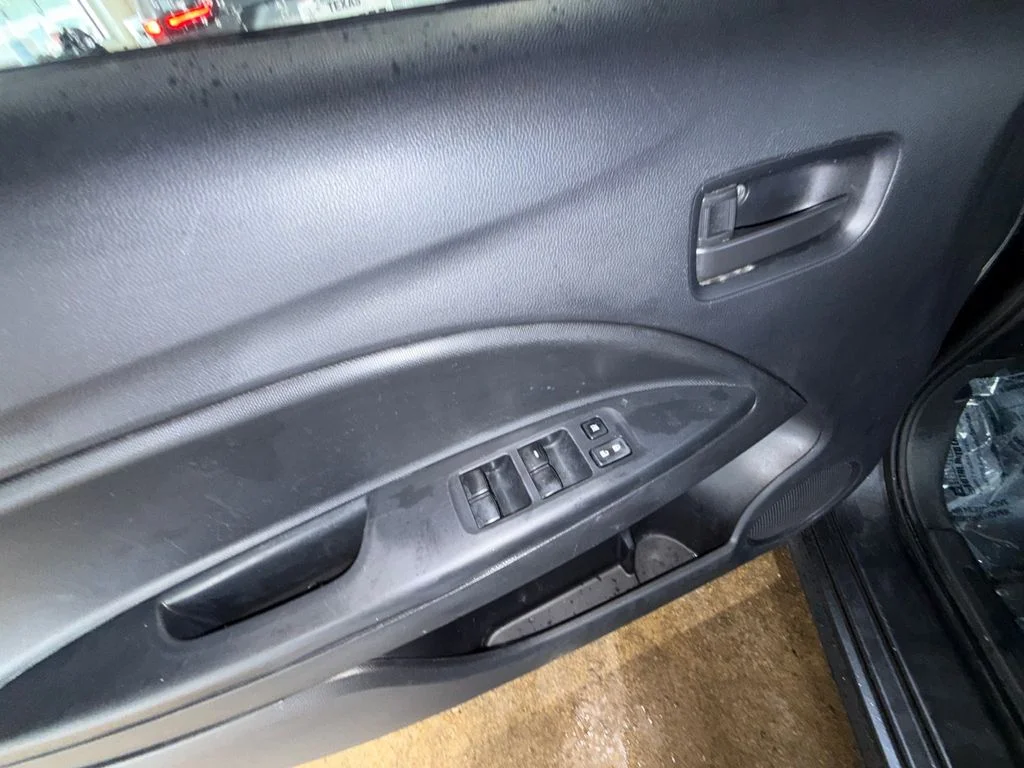 Used 2024  Mitsubishi  image 11