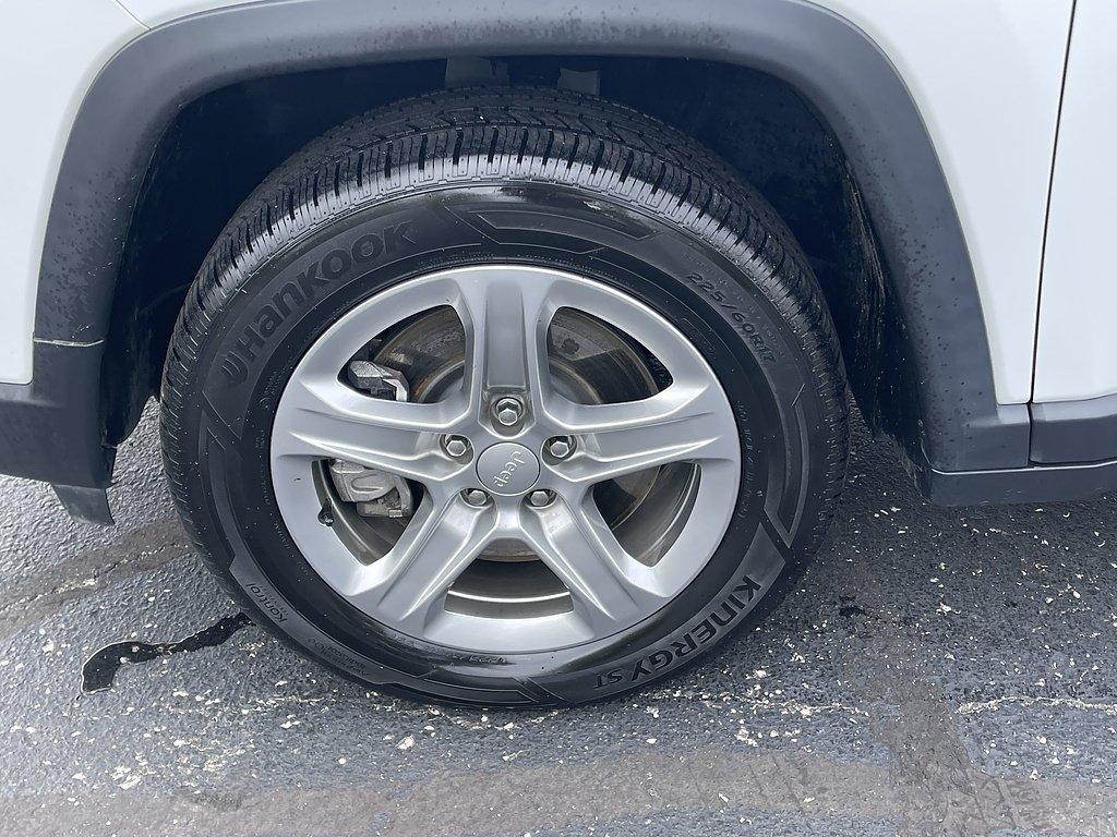 Used 2024 Bright White Clearcoat Jeep Latitude image 14