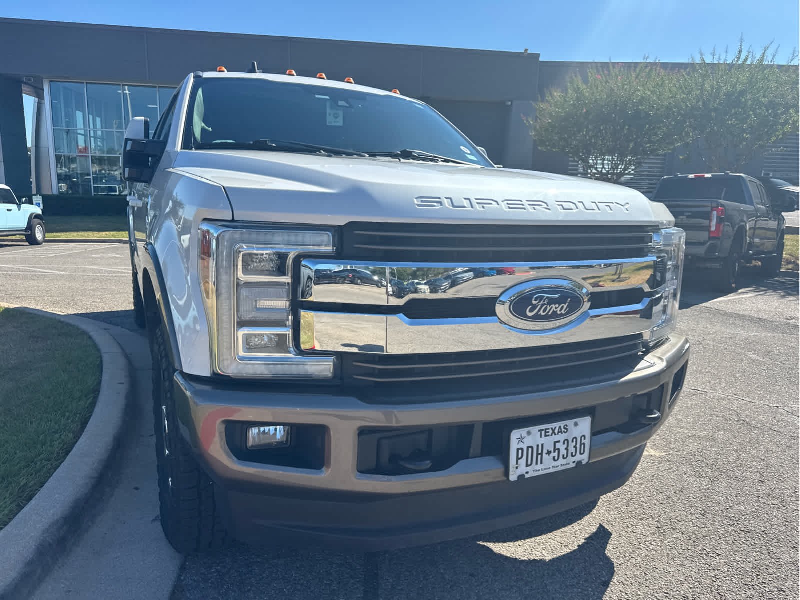 Used 2019 White Platinum Metallic Tri-Coat/Stone Gray Ford King Ranch image 3