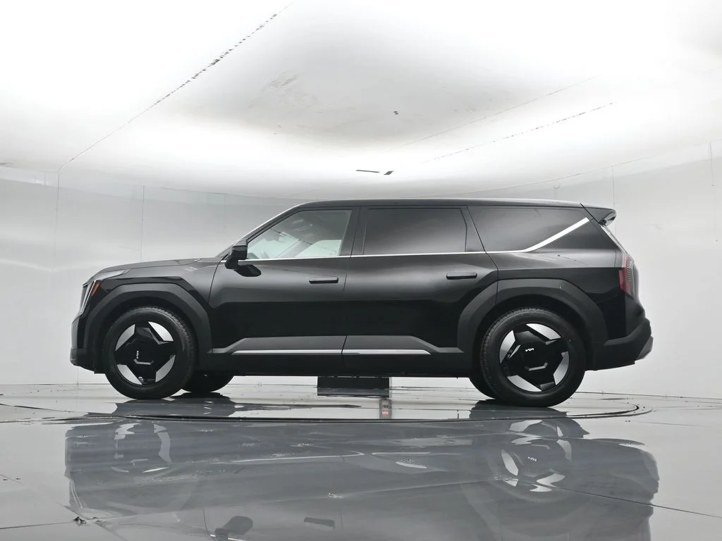 Used 2024 Black Kia Light Long Range image 57