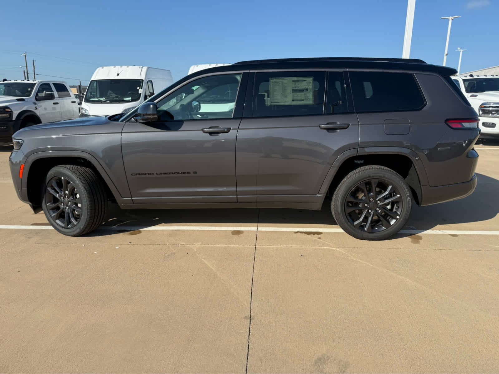 New 2026 Baltic Gray Metallic Clear-Coat Exterior Paint Jeep Limited Reserve image 9
