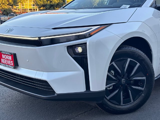 New 2027 Wind Chill Pearl <sup>1</sup> Toyota  XLE image 3
