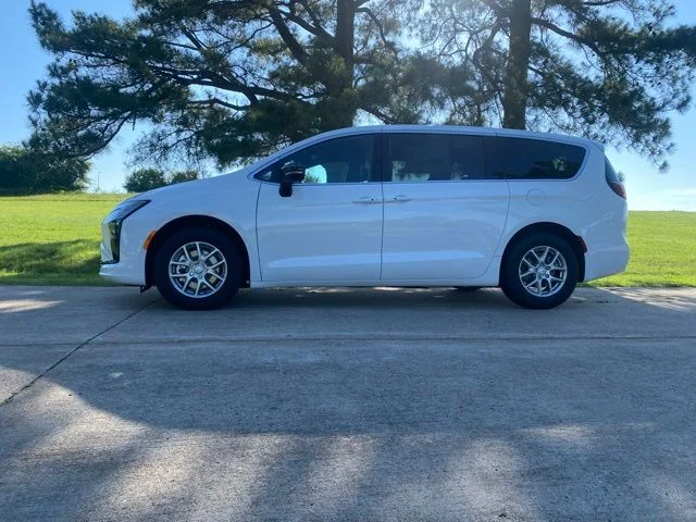 New 2027 Bright White Clear-Coat Exterior Paint Chrysler Select image 6