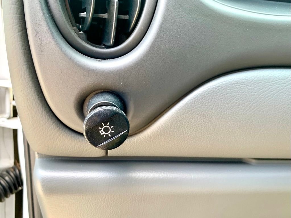 Used 2003 White Ford  image 36