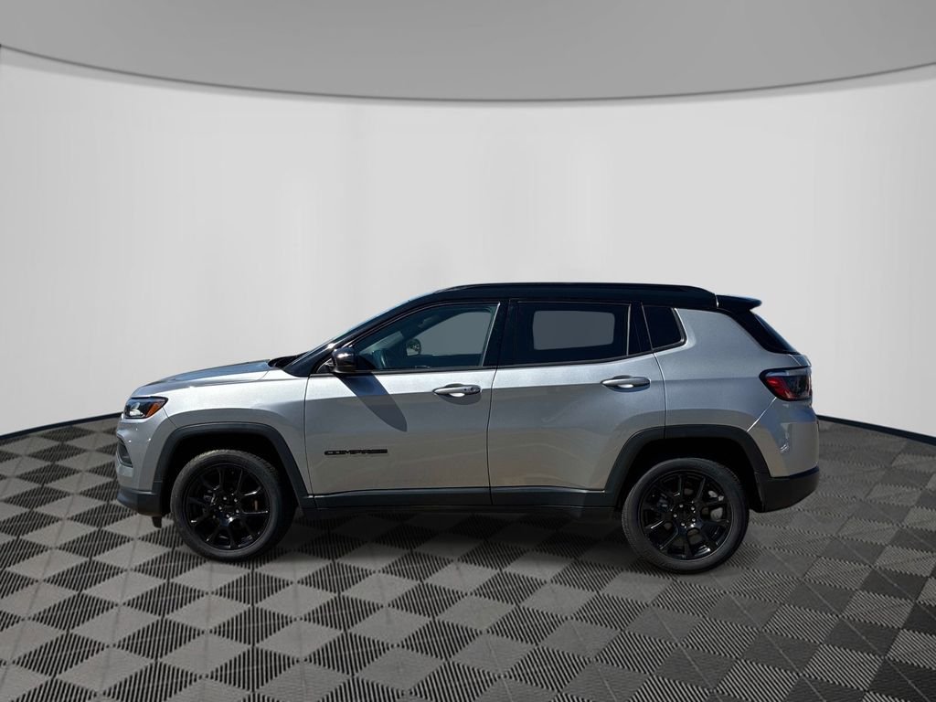 Used 2022 Silver Jeep Latitude image 4
