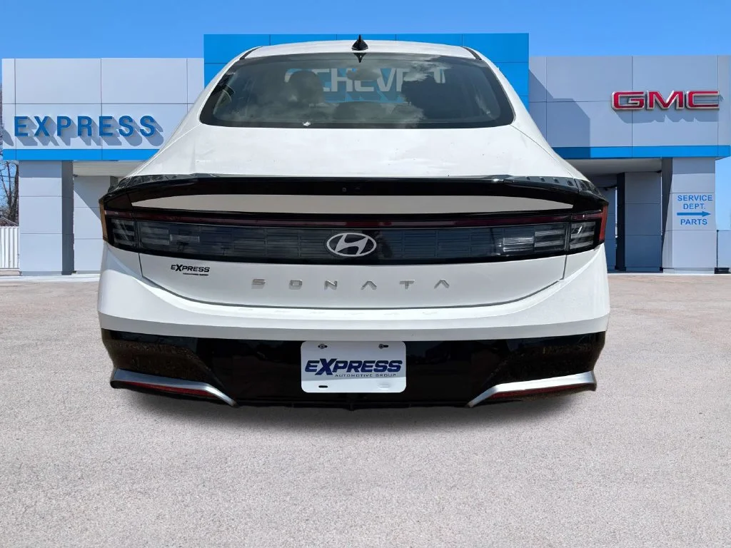 Used 2025 White Hyundai SEL image 6