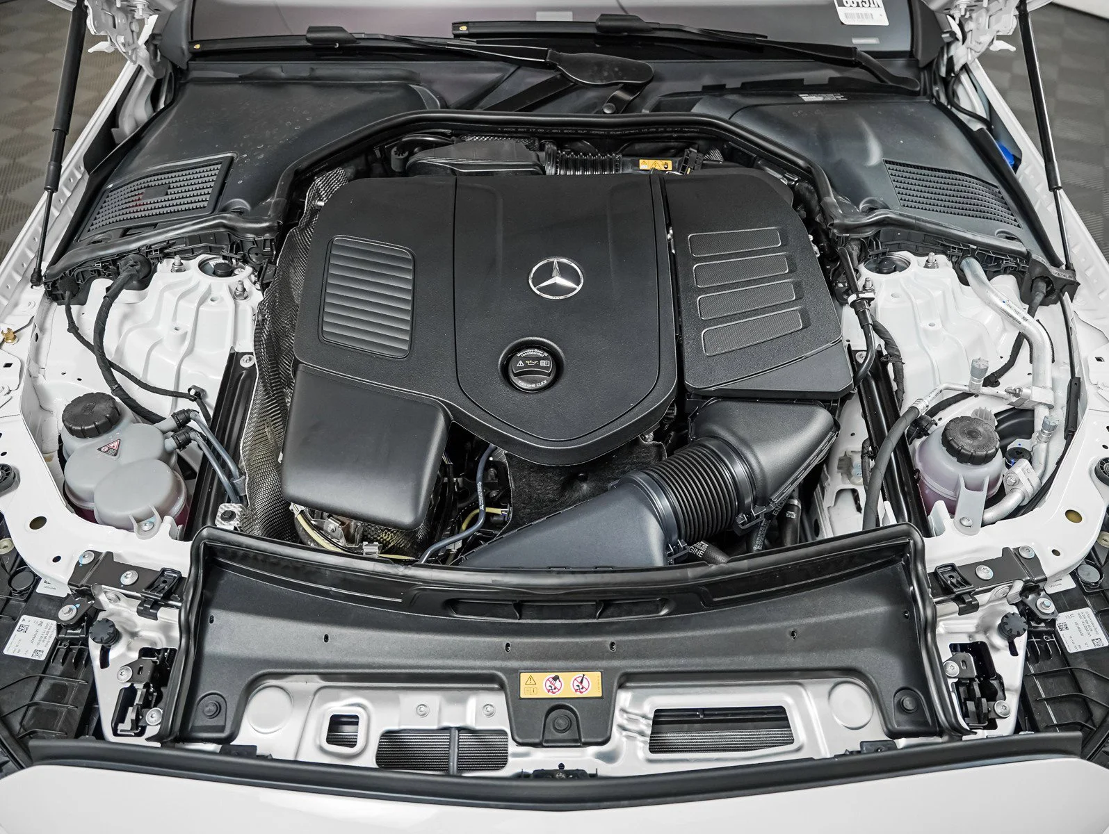New 2026 Polar White Mercedes-Benz C 300 4MATIC® image 4