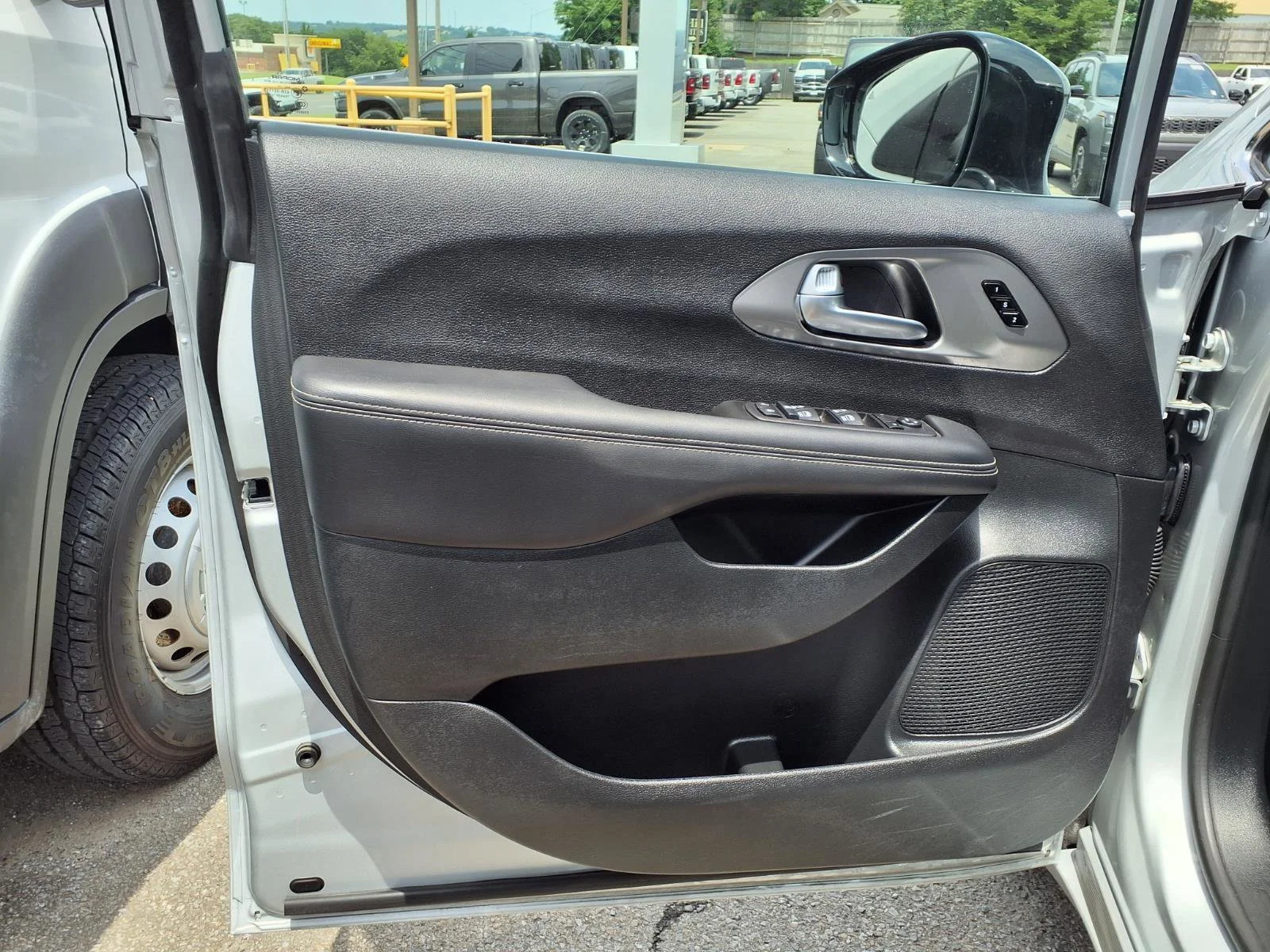 Used 2026 Silver Mist Clearcoat Chrysler Select image 16