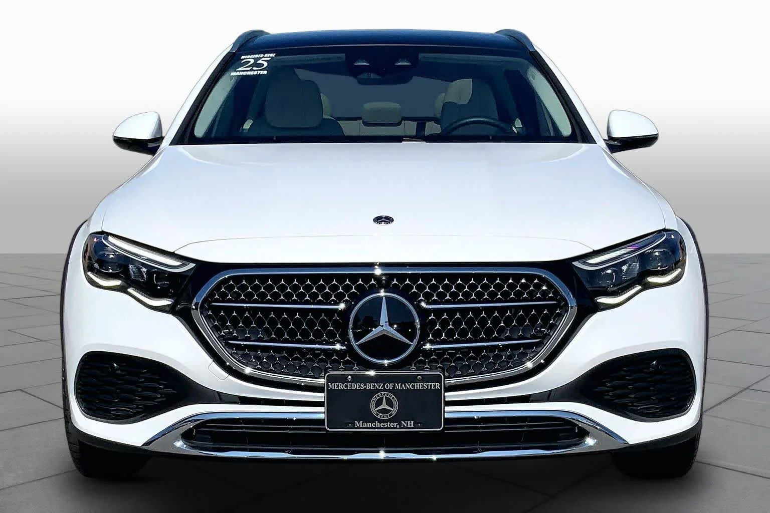 Certified Used 2025 MANUFAKTUR Moonlight White Metallic Mercedes-Benz E 450 image 4