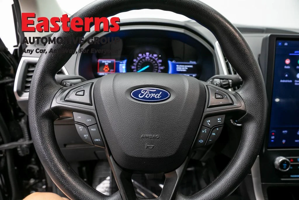 Used 2023 Black Ford SE image 10